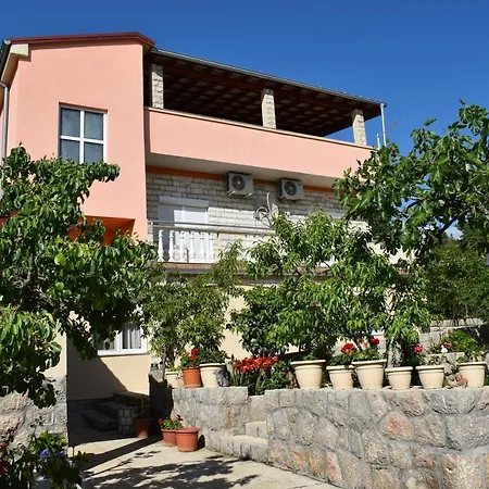 Tomic בית הארחה 3*